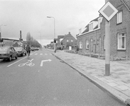 880524 Gezicht over de Amsterdamsestraatweg te Utrecht, met rechts de ingang van de Marconistraat.